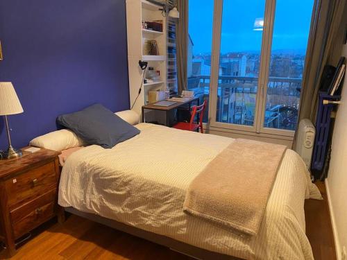 1 dormitorio con cama y ventana con vistas en Appartement entier 3 pieces., en Argenteuil