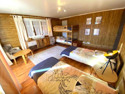 1 dormitorio con 2 camas y 1 litera en Chalet Vue Panoramique en Bolquere Pyrenees 2000