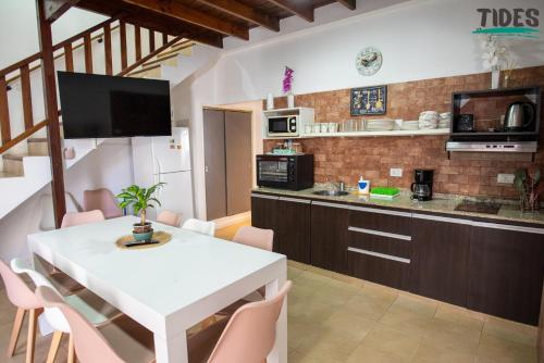 a kitchen and dining room with a white table and chairs at TIDES Apart de playa in Ostende