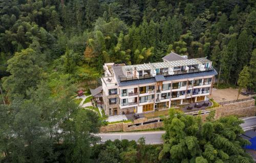 a large building on the side of a road at Zhangjiajie Qiquan Vacation B&B in Zhangjiajie
