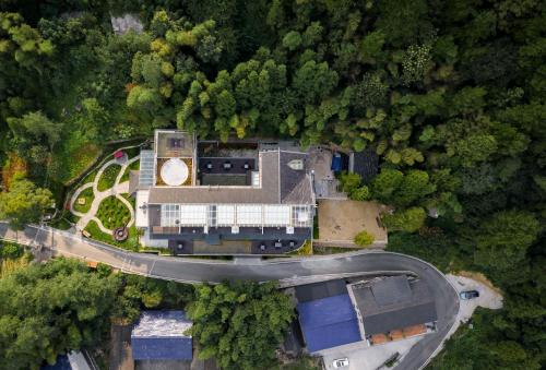 an aerial view of a building in the middle of a forest at Zhangjiajie Qiquan Vacation B&B in Zhangjiajie