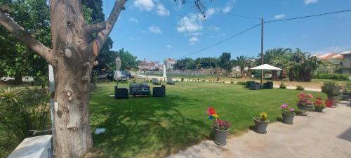 Κήπος έξω από το Enalia Luxury Living