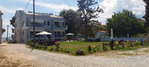 Κήπος έξω από το Enalia Luxury Living