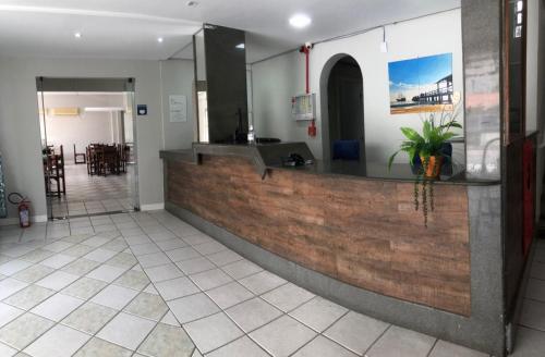 un vestíbulo con un bar en un edificio en MONTE LÍBANO HOTEL II, en Florianópolis