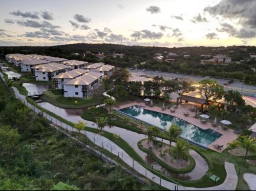 una vista aérea de un complejo con piscina en Vila do Lago Praia do Forte en Mata de Sao Joao
