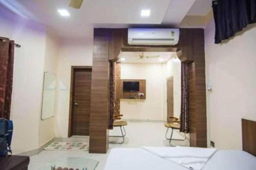 una camera d'albergo con letto e corridoio con camera di Hotel Swarat By BookingCare a Satna