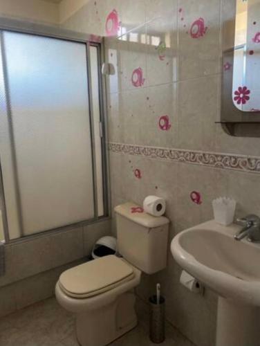 uma casa de banho com um WC e um lavatório em Cómoda habitación + parqueo em Cochabamba