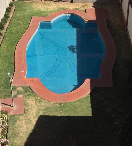 uma vista superior de uma piscina num quintal em Cómoda habitación + parqueo em Cochabamba