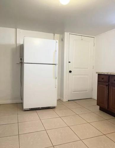 una nevera blanca en una cocina con puerta en SPEND COZY MEMORIES IN THIS CHARMING HOME, en American Fork