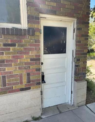 una puerta a una casa de ladrillo con un ladrillo en SPEND COZY MEMORIES IN THIS CHARMING HOME, en American Fork