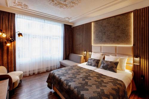 a hotel room with a bed and a window at Jupiter Hotel in Amsterdam