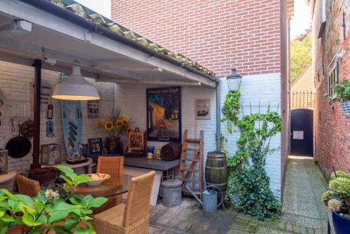 an outdoor patio with a table and chairs at Gezellig appartement in de mooie oude binnenstad van Alkmaar in Alkmaar