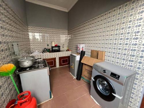 a kitchen with a washing machine and a washer at Appartement F2 Meublé in Cotonou