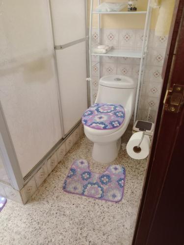 Un baño de Casa full amueblada- próximo al salvador del mundo!