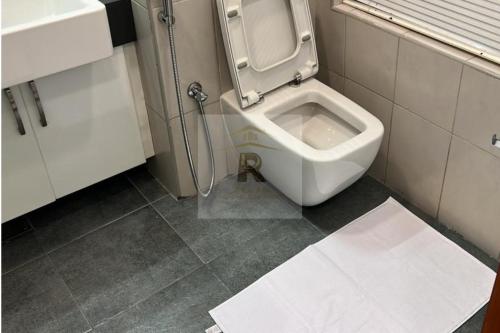 uma casa de banho com um WC e um lavatório em Palm View East Jumeira - Studio Apartment em Dubai