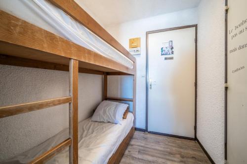 - une chambre avec 2 lits superposés et une porte dans l'établissement Giffre, à Samoëns