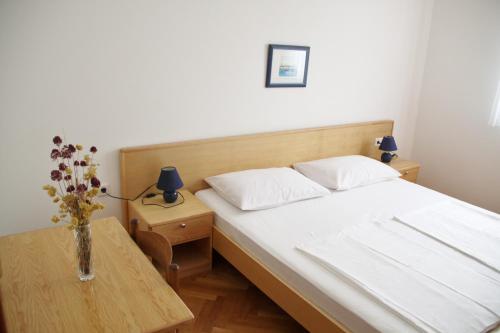 A bed or beds in a room at Apartments Čuljak Rab