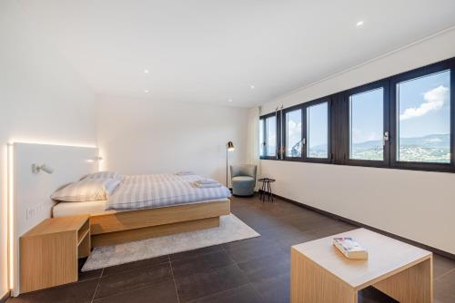 sypialnia z łóżkiem i dużym oknem w obiekcie Villa Girandola with private, heated pool w mieście Lugano