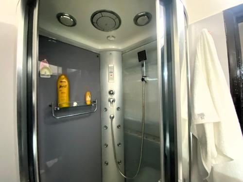 La salle de bains est pourvue d'une douche. dans l'établissement Cosy greeny near PAUL harhoura, à Harhoura