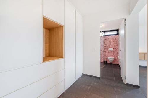 ルガノにあるVilla Girandola with private, heated poolの白い壁の客室とバスルーム付きの廊下