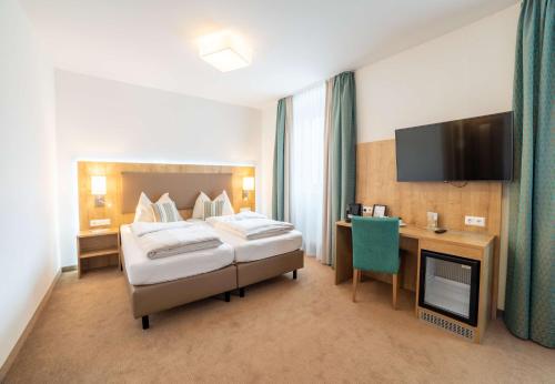 Postel nebo postele na pokoji v ubytování Hotel Bergkristall