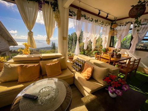 een woonkamer met een bank en een tafel bij Lovely Villa in Tagaytay with Pool & Full Taal View in Tagaytay
