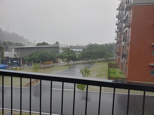 d'un balcon offrant une vue sur une rue inondée. dans l'établissement Canterbury Residence Garden Apartment, à Kahatuduwa
