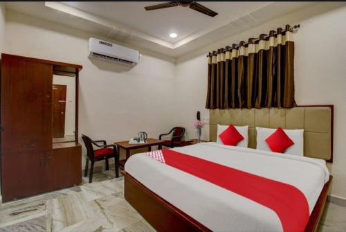 Habitación de hotel con 1 cama, escritorio y 1 dormitorio en Hotel Sri Sai Residency en Khammam