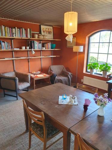 sala de estar con mesa de madera y sillas en Bed & Breakfast Vinkille, en Löderup