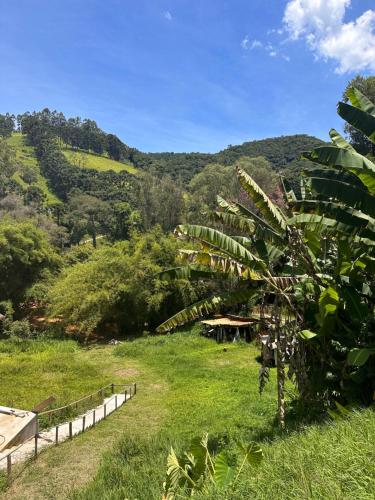 坎普斯杜若爾當的住宿－Recanto São Francisco，享有山脉背景的田野景色