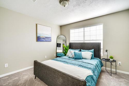 1 dormitorio con cama y ventana en Spacious Utah Home 34 Mi to Salt Lake City, en Tooele