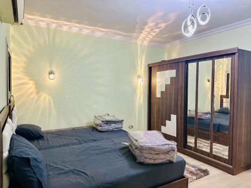 um quarto com uma cama grande e um espelho em Modern Comfy Flat no Cairo