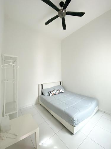 a white room with a bed and a ceiling fan at Cosy House For Family Or Group In Bukit Beruang Melaka in Kampong Pengkalan Batu