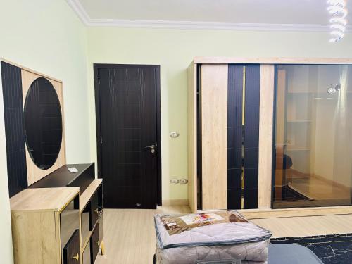 vestidor con espejo y mesa en Modern Comfy Flat, en El Cairo