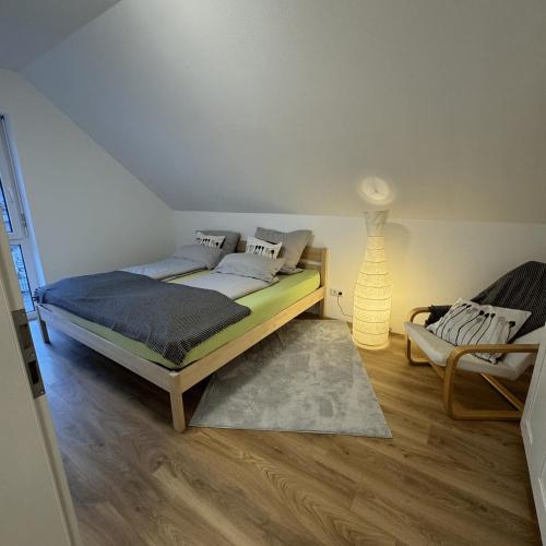 ein Schlafzimmer mit einem Bett und einer Lampe in der Unterkunft Ferienwohnung Auf Der Höll 