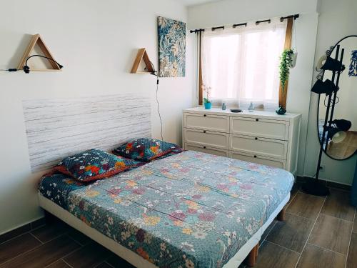 une chambre avec un lit et une commode dans l'établissement 2 pièces climatisé avec balcon dans le vieil Antibes, résidence avec ascenseur, à Antibes