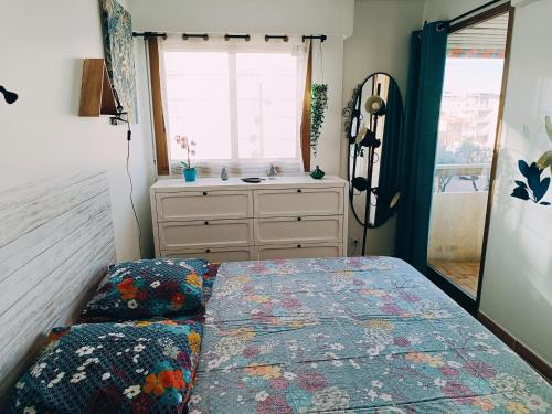 2 pièces climatisé avec balcon dans le vieil Antibes, résidence avec ascenseur