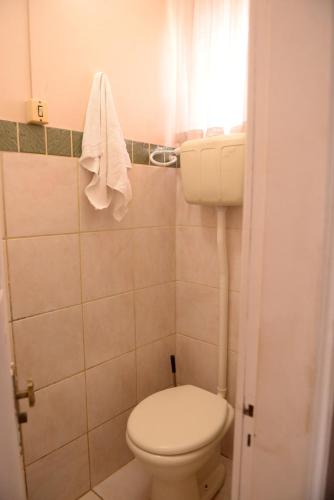 a small bathroom with a toilet and a window at Otimo Flat c WI-FI no centro de Santa Rosa in Santa Rosa