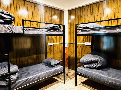 Palanda nebo palandy na pokoji v ubytování Hotel Adinova