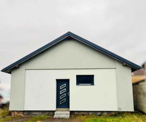 een wit gebouw met een bord erop bij Wellness Tajemství Lucy 