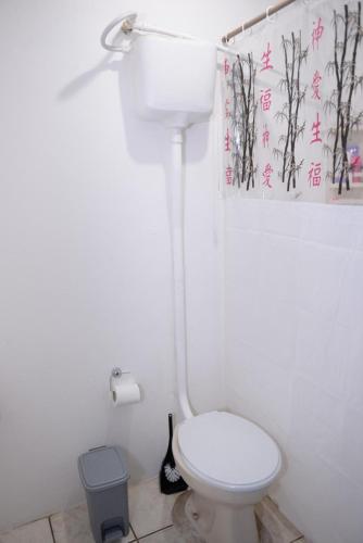 Baño blanco con aseo y lavamanos en Apto c Wifi e otima localizacao em Santa Rosa RS en Santa Rosa