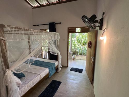 Ένα ή περισσότερα κρεβάτια σε δωμάτιο στο Midigama Inn