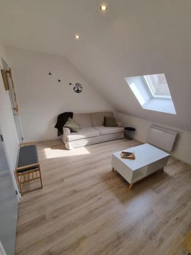 - un salon avec un canapé blanc et une fenêtre dans l'établissement Cosy appartement proche Disneyland, à Étampes-sur-Marne