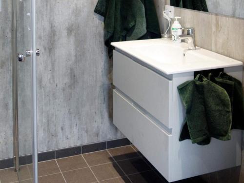 bagno con lavandino bianco e doccia di Holiday home Averøy VII a Karvåg