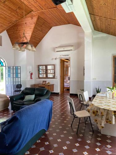 ein Wohnzimmer mit einem Sofa und einem Tisch in der Unterkunft La Foresta in Rincón del Pino
