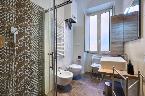La salle de bains est pourvue d'un lavabo, de toilettes et d'une douche. dans l'établissement Good Vibes Rome comfort and quality, à Rome