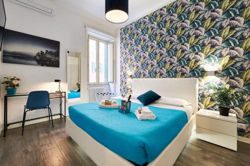 - une chambre avec un lit bleu et un papier peint floral dans l'établissement Good Vibes Rome comfort and quality, à Rome