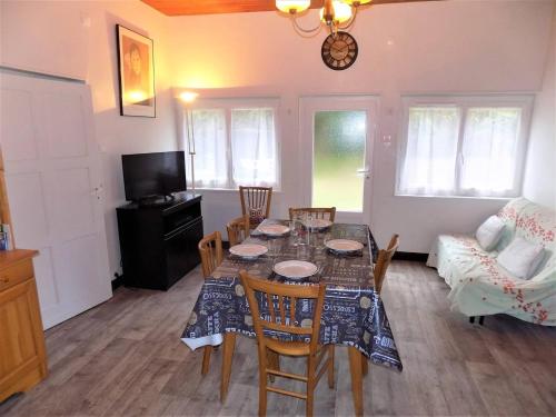 une salle à manger avec une table, des chaises et un canapé dans l'établissement Meschers sur Gironde - AGREABLE MAISON au CALME - grand jardin - FORET, à Meschers-sur-Gironde