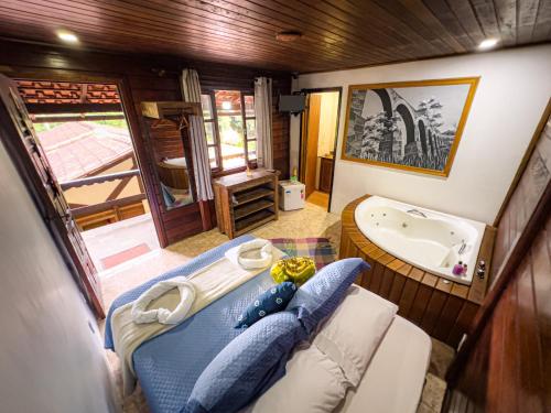 Z pokoju roztacza się widok z góry na łazienkę z wanną i umywalką. w obiekcie Canoa Abraão w mieście Abraão
