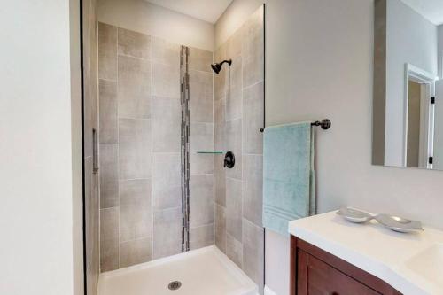 baño con ducha y puerta de cristal en Modern 3 Bed/3 Bath House in Savannah, en Savannah